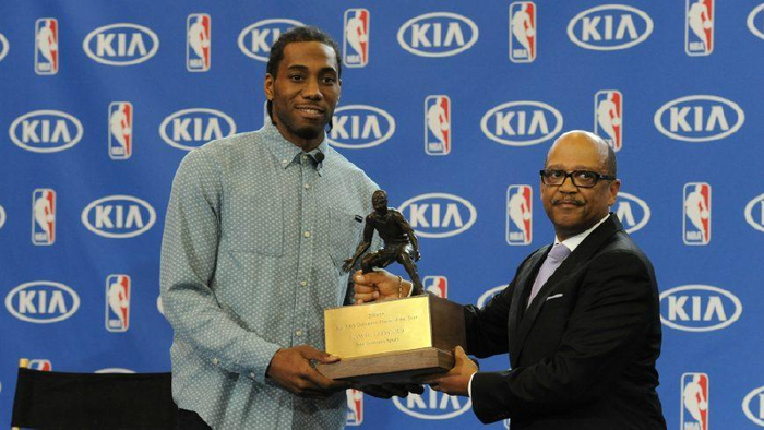 一边放宽自 一边放宽自